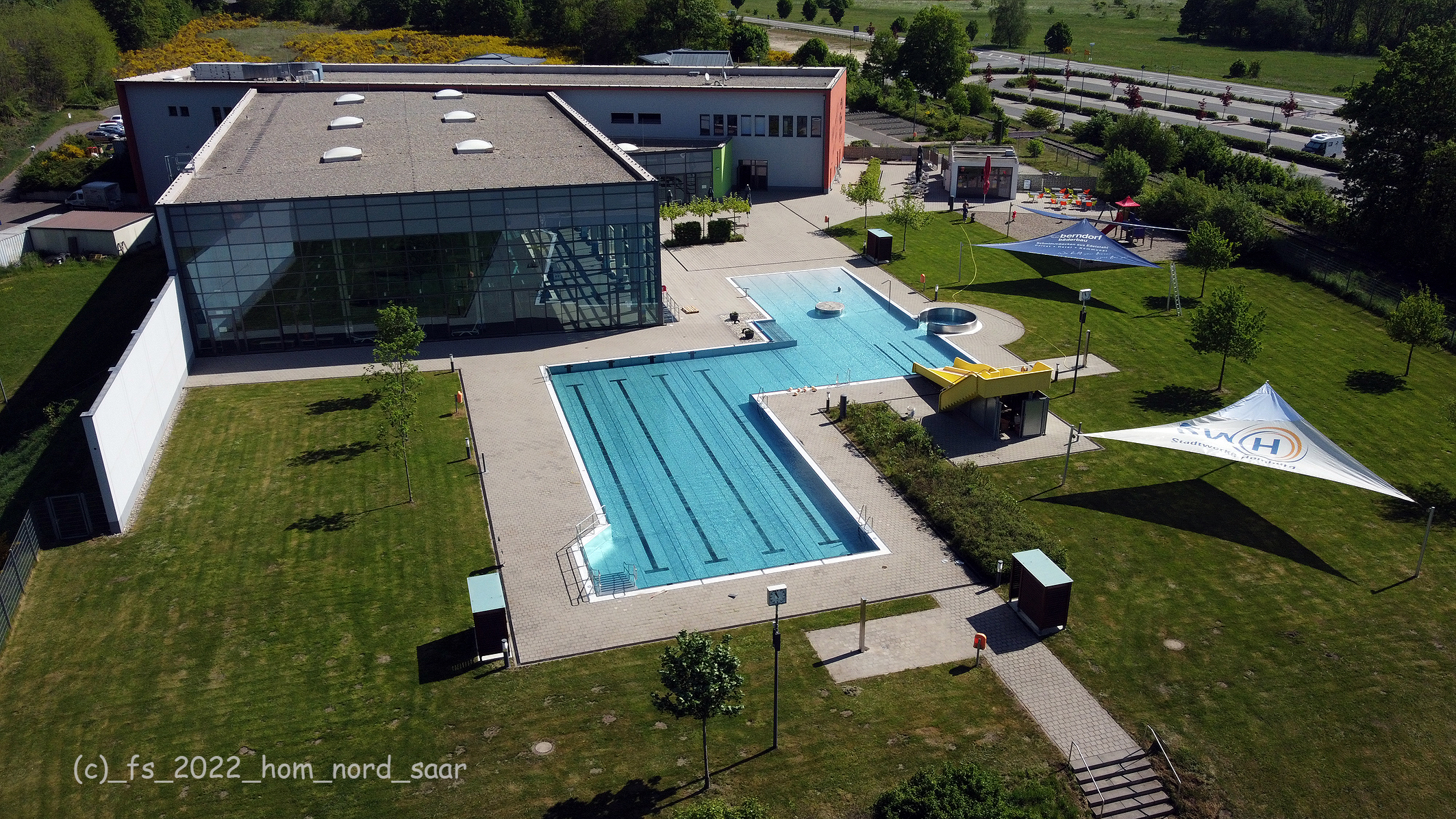 Luftaufnahme vom Schwimmbad im Außenbereich.